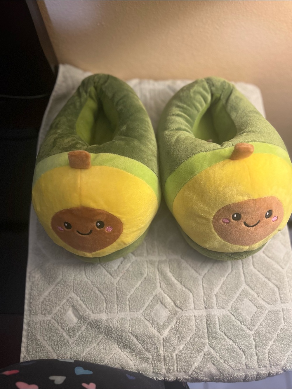 NWOT Cozy Plush Avocado Novelty Slippers House Shoes Sz 10